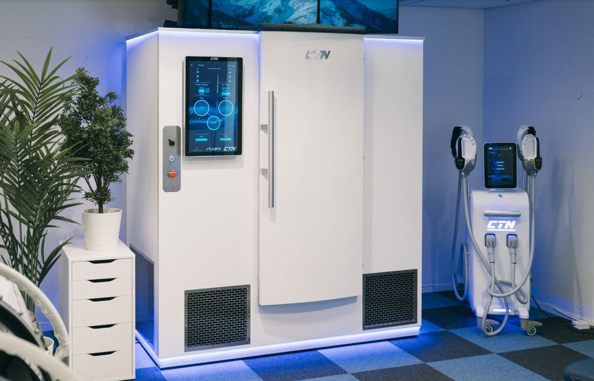Elektrische Ganzkörper-Kältekammer CTN e°CABIN in einem Recovery-Raum