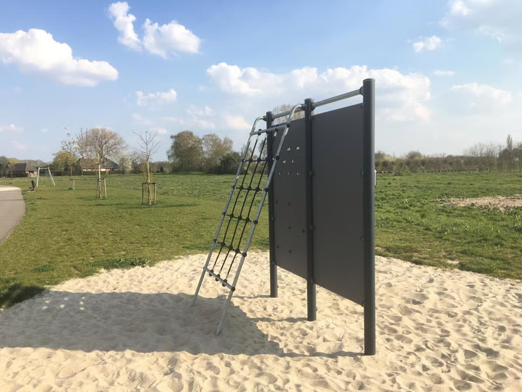 Kompan Outdoor Hindernisparcours Hinderniswand mit Kletternetz