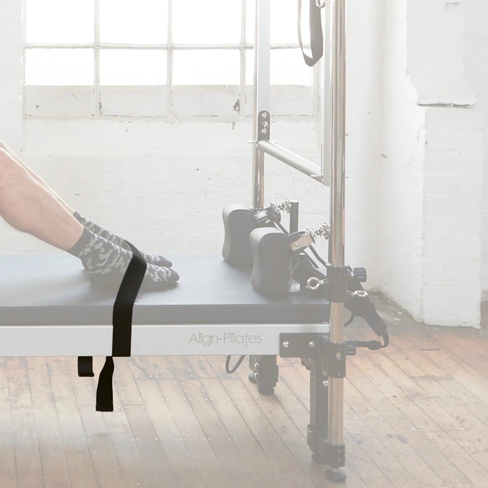 1: Align Pilates Cadillac Belly Strap im Einsatz am Full Pilates Cadillac