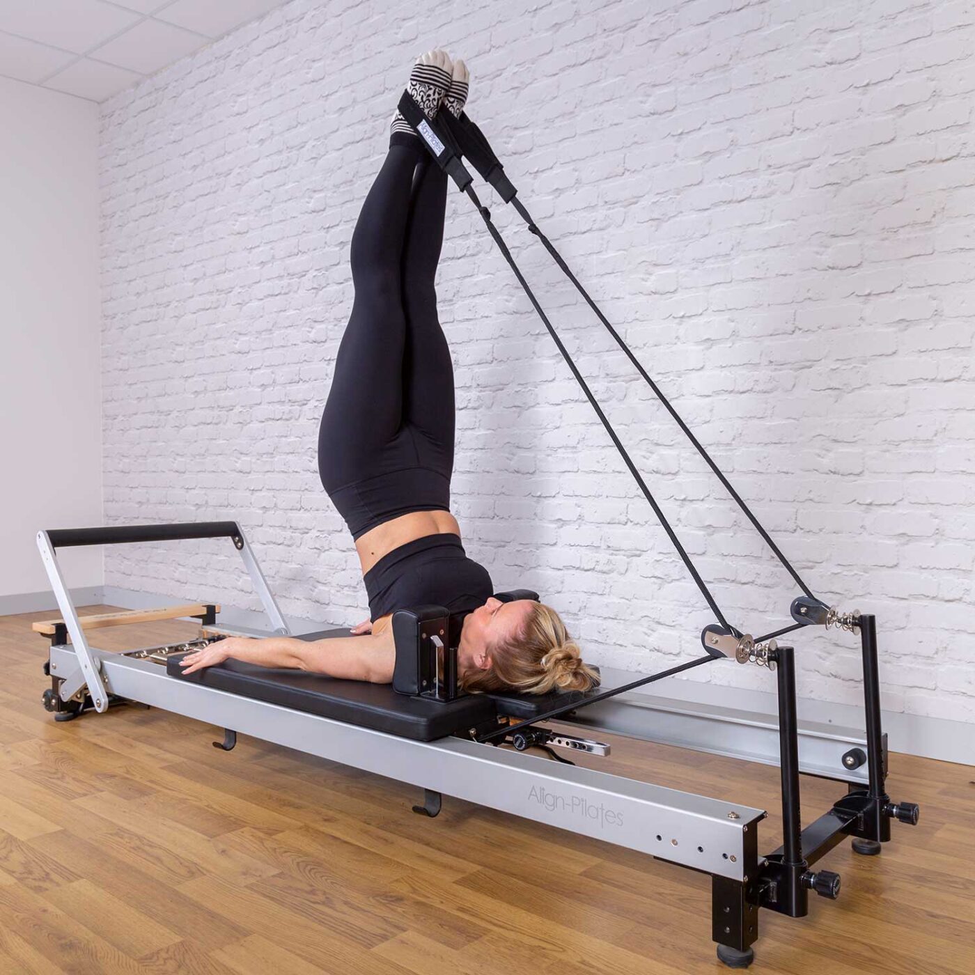 Frau trainiert am Align Pilates Reformer mit dem Silent Rope Pulley und den Zugseilen