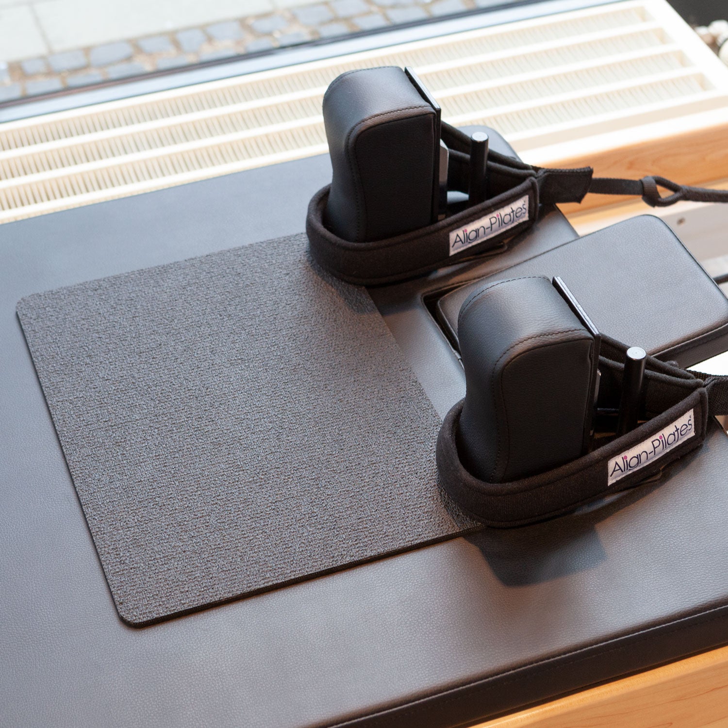 Align Pilates Anti-Slip Pad in Schwarz für Pilates Reformer