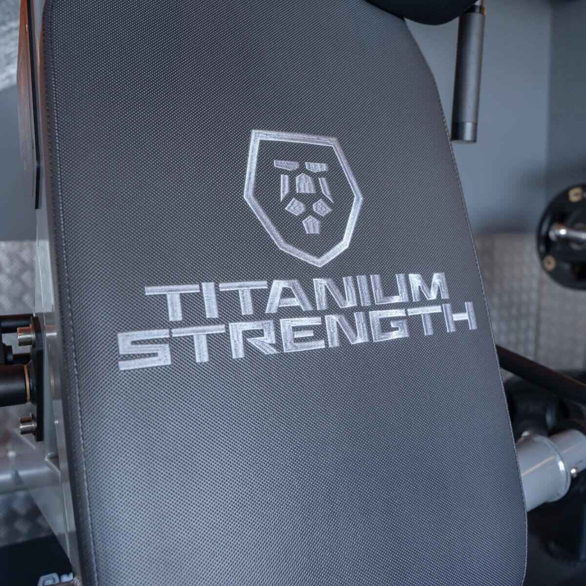 Titanium Strength MaxGlute Pro V-Squat Maschine