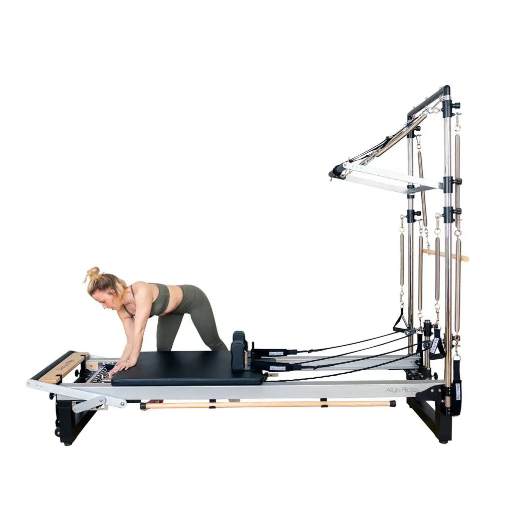 Half Cadillac mit langen Align Pilates Federn am Tower – Frau trainiert auf dem Reformer