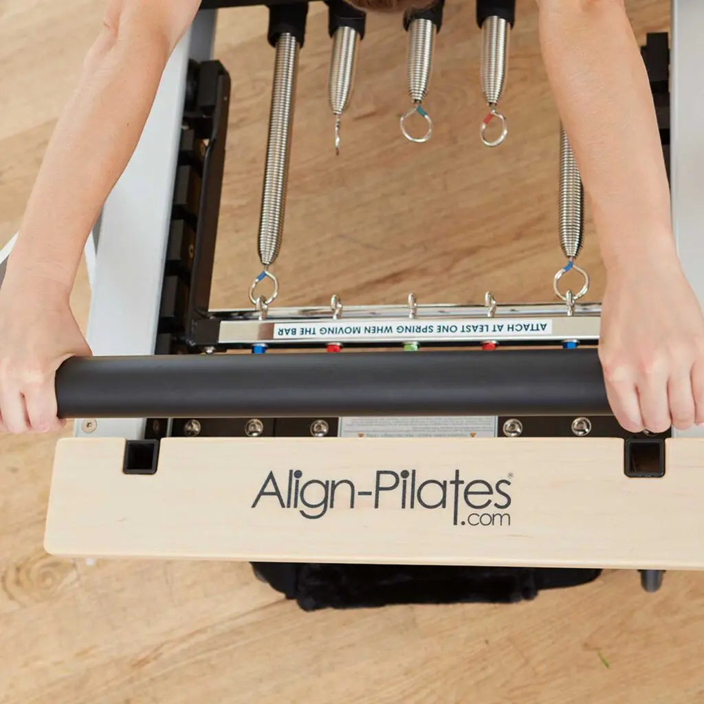 Align Pilates Federn 47 cm mit farbcodierten Enden werden am Reformer eingehängt