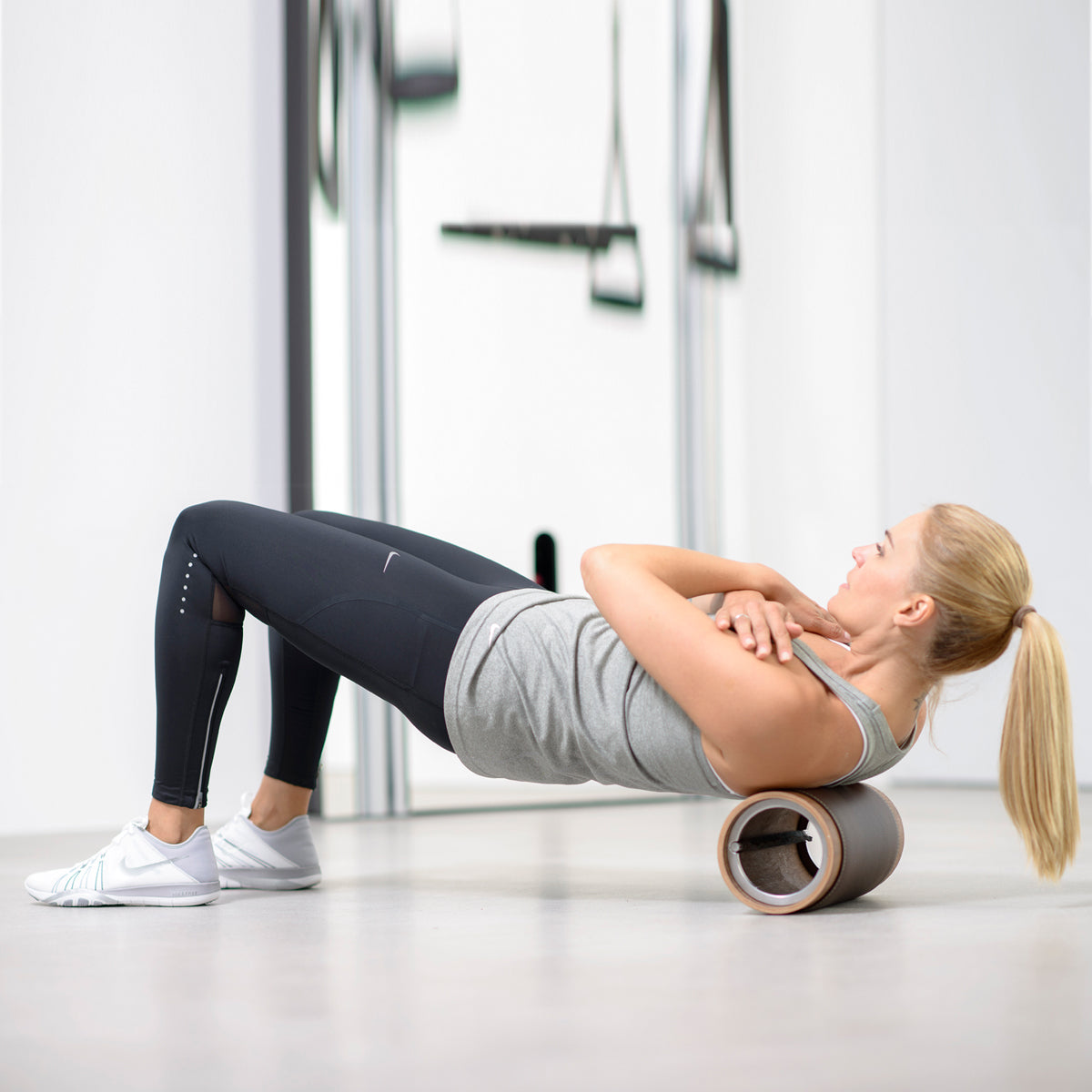 Stil-Fit Faszienrolle Walnuss – Detail Kunstleder-Ziernaht