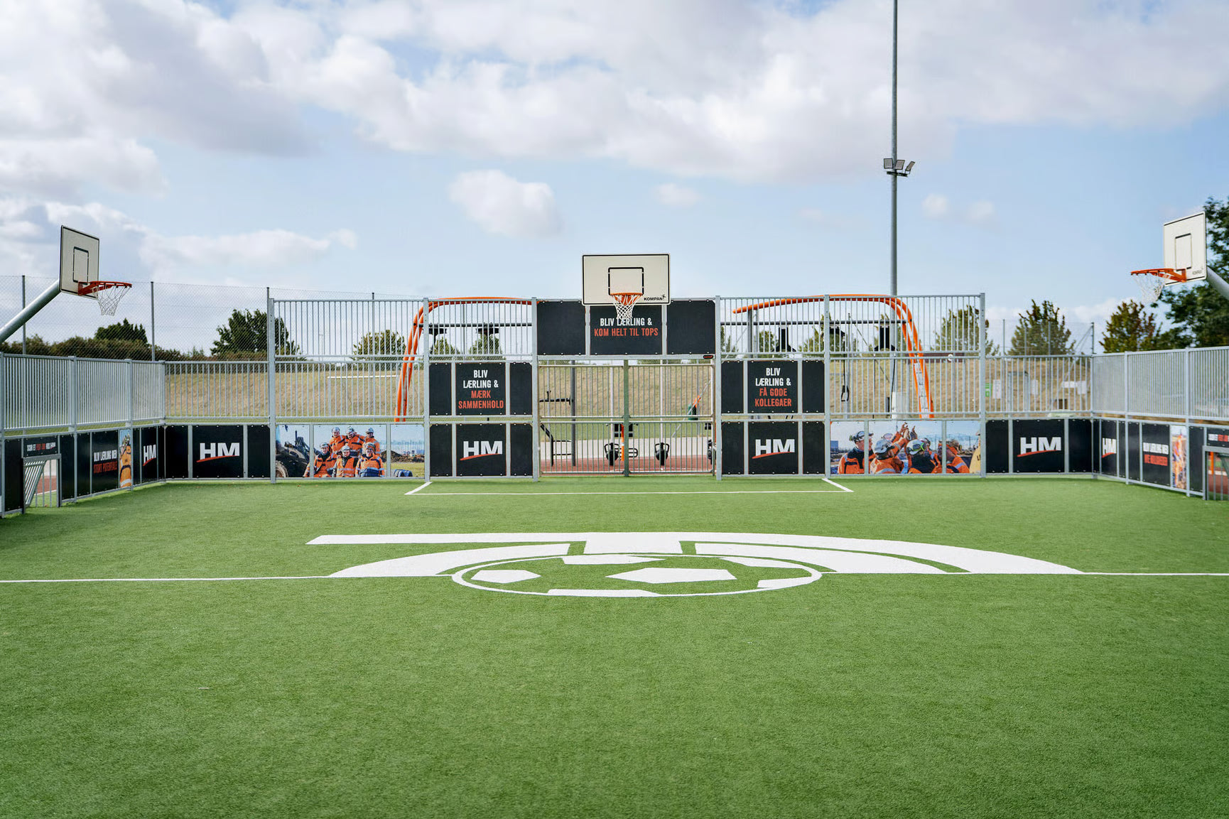 Kompan Outdoor Multiballsport Arena 16x31m Stahl und HPDE 2m