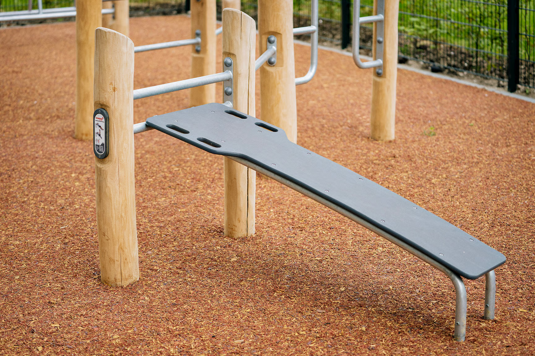 Kompan Outdoor Street Workout Robinia Sit Up Bank