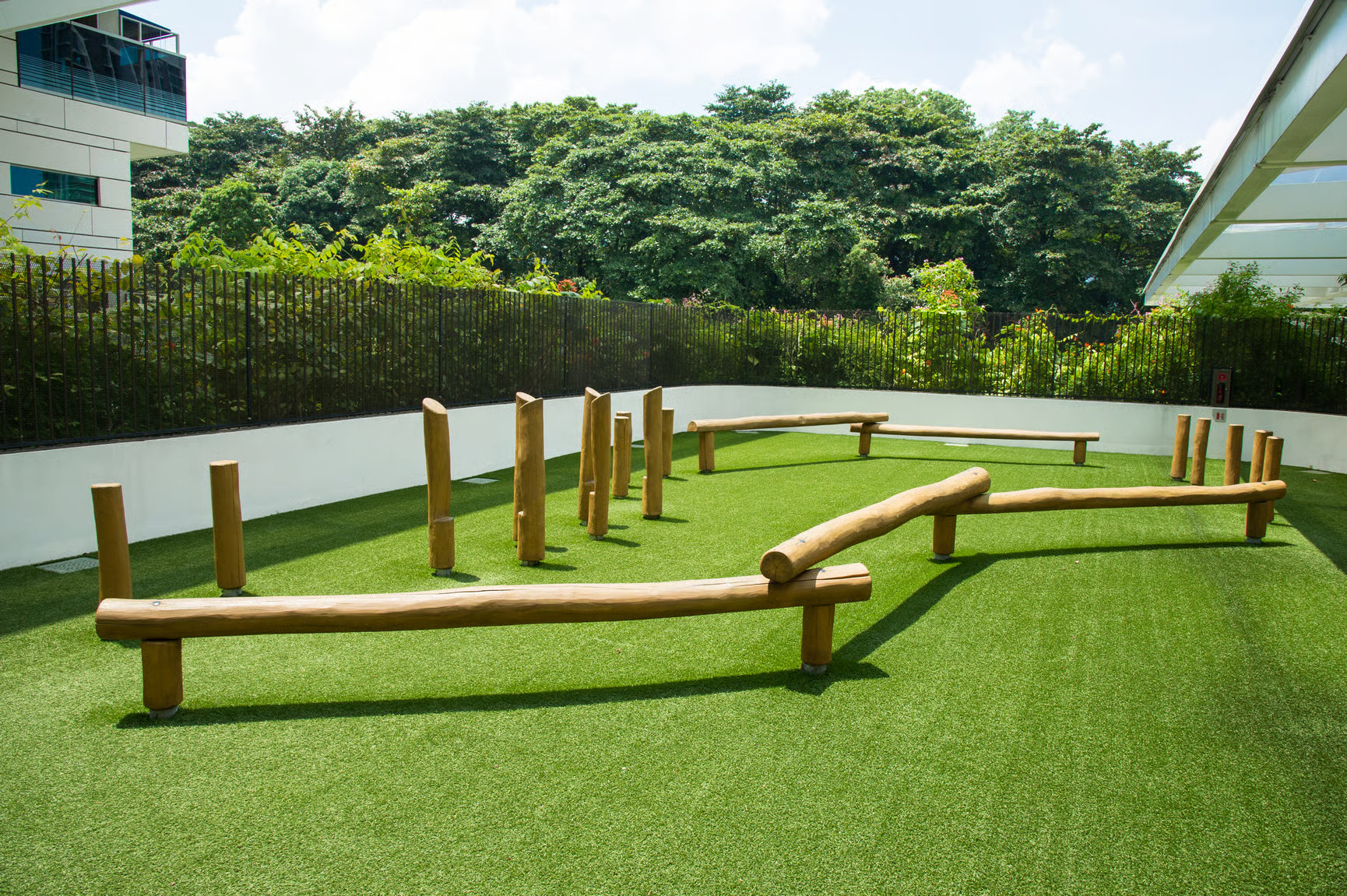Kompan Outdoor Hindernisparcours Robinia Balancierbalken