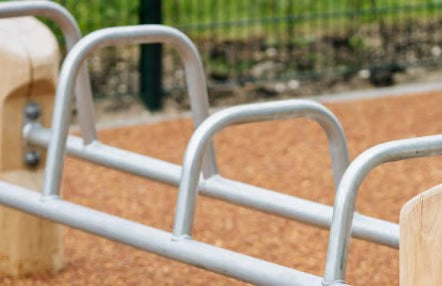 Kompan Outdoor Street Workout Robinia Dip Bank