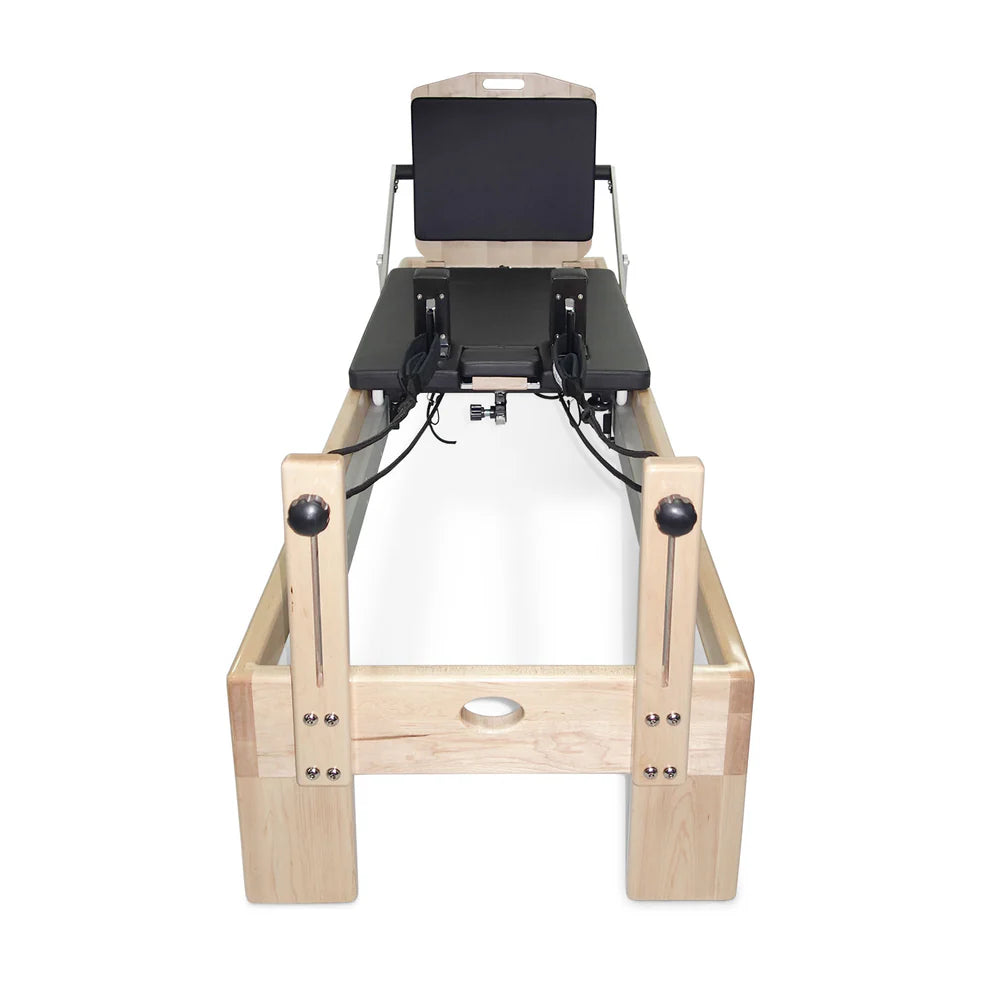 Align-Pilates Jump Board M-Serie am Ahorn-Reformer – Ahornholz-Sprungplattform mit Griffausschnitt, Frontansicht über die Reformer-Länge