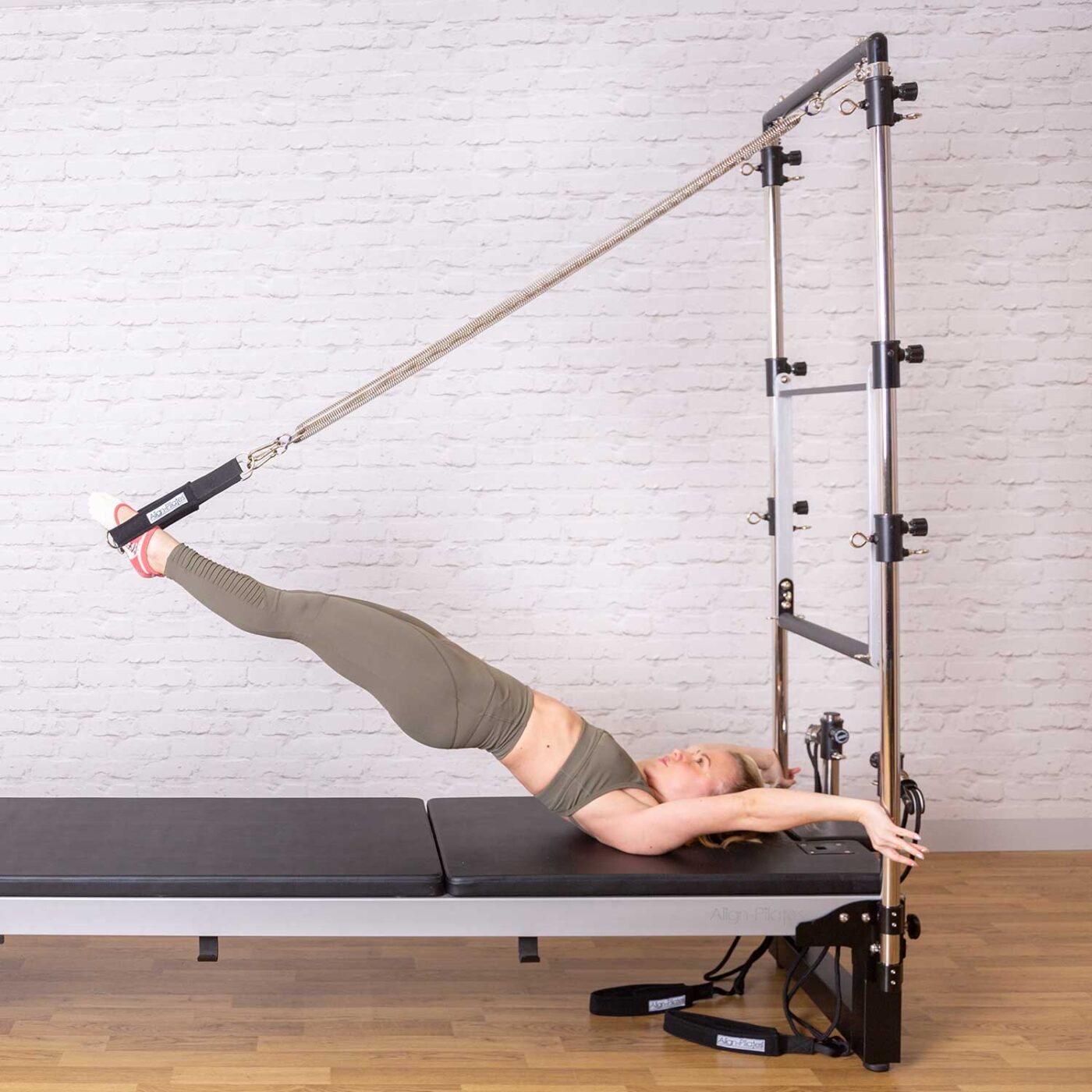 Align Pilates Half Cadillac Frame mit Push-Through-Bar im Studio