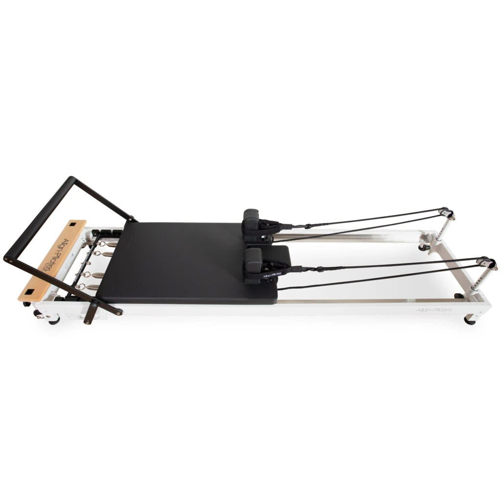 Align Pilates R8-Pro Reformer mit weißem Rahmen – Perspektivansicht mit Federn und Seilen
