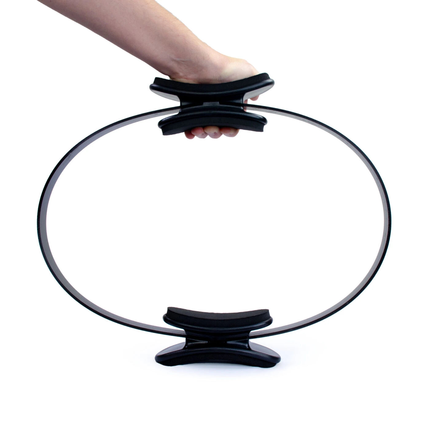 Hand drückt den Align Pilates Pro Ring zusammen – Widerstandstraining mit gefedertem Stahl