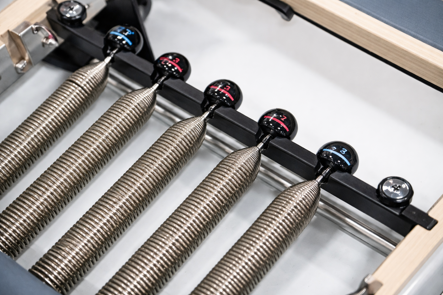 The Virtù Line Reformer SERENITA Black Edition – Ansicht 4 — Pilates Reformer | The Virtù Line