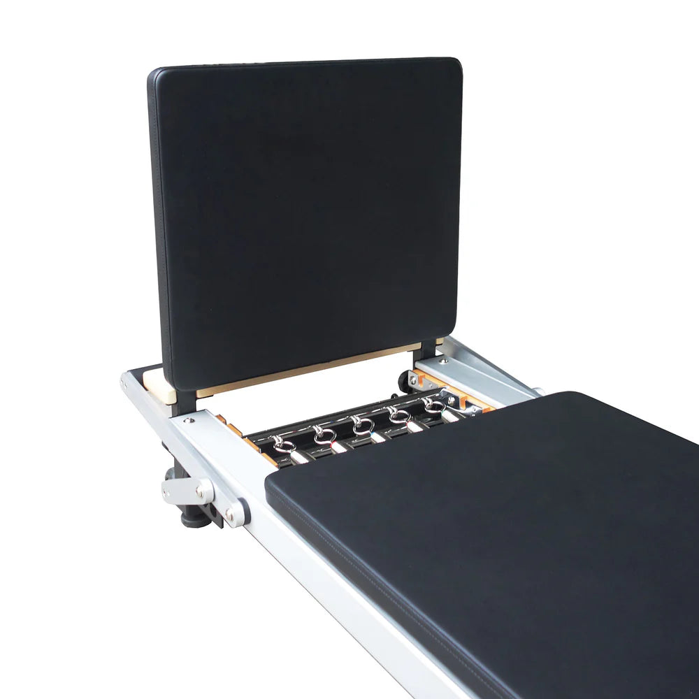 Align-Pilates Jump Board für C-, H-, F- & R-Serie – Detailansicht der schwarzen Sprungplattform am Reformer-Ende mit Federsystem und Schlitten