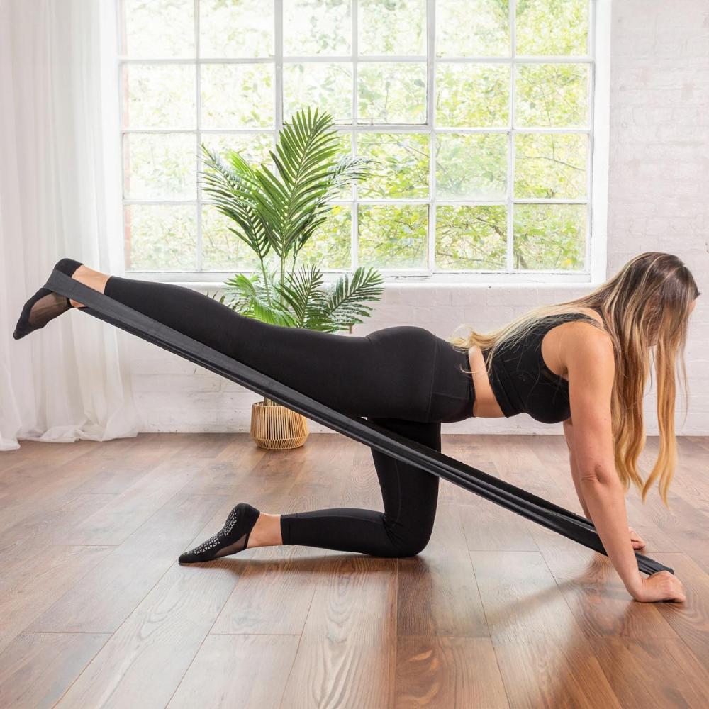 Frau trainiert mit dem Align Pilates WiderstandsbandPilates