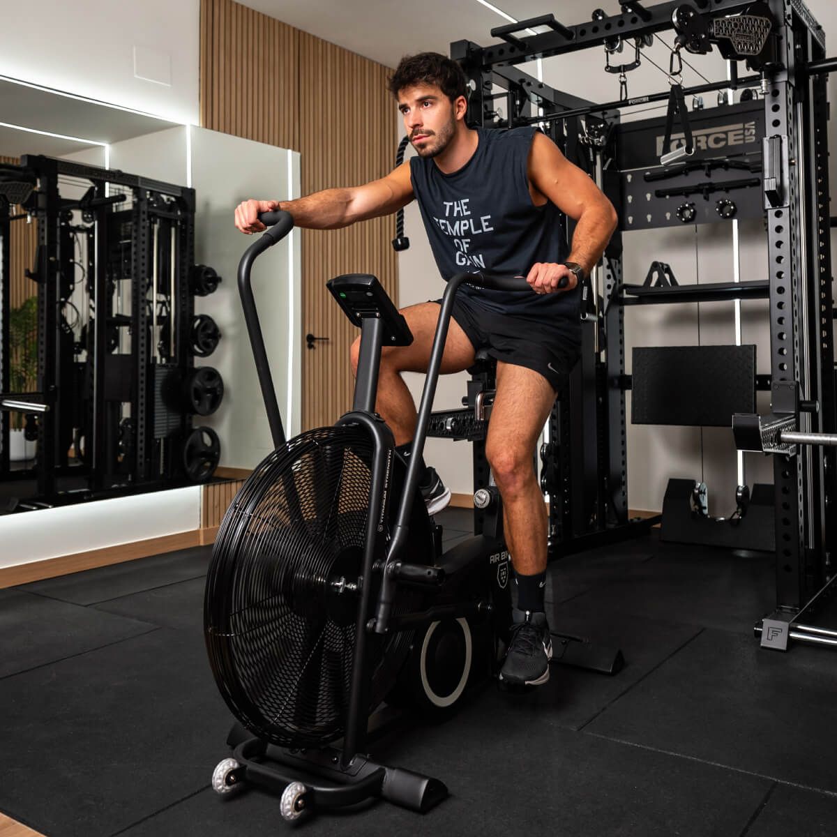 Titanium Strength Air Bike Pro V3 mit Windschutz