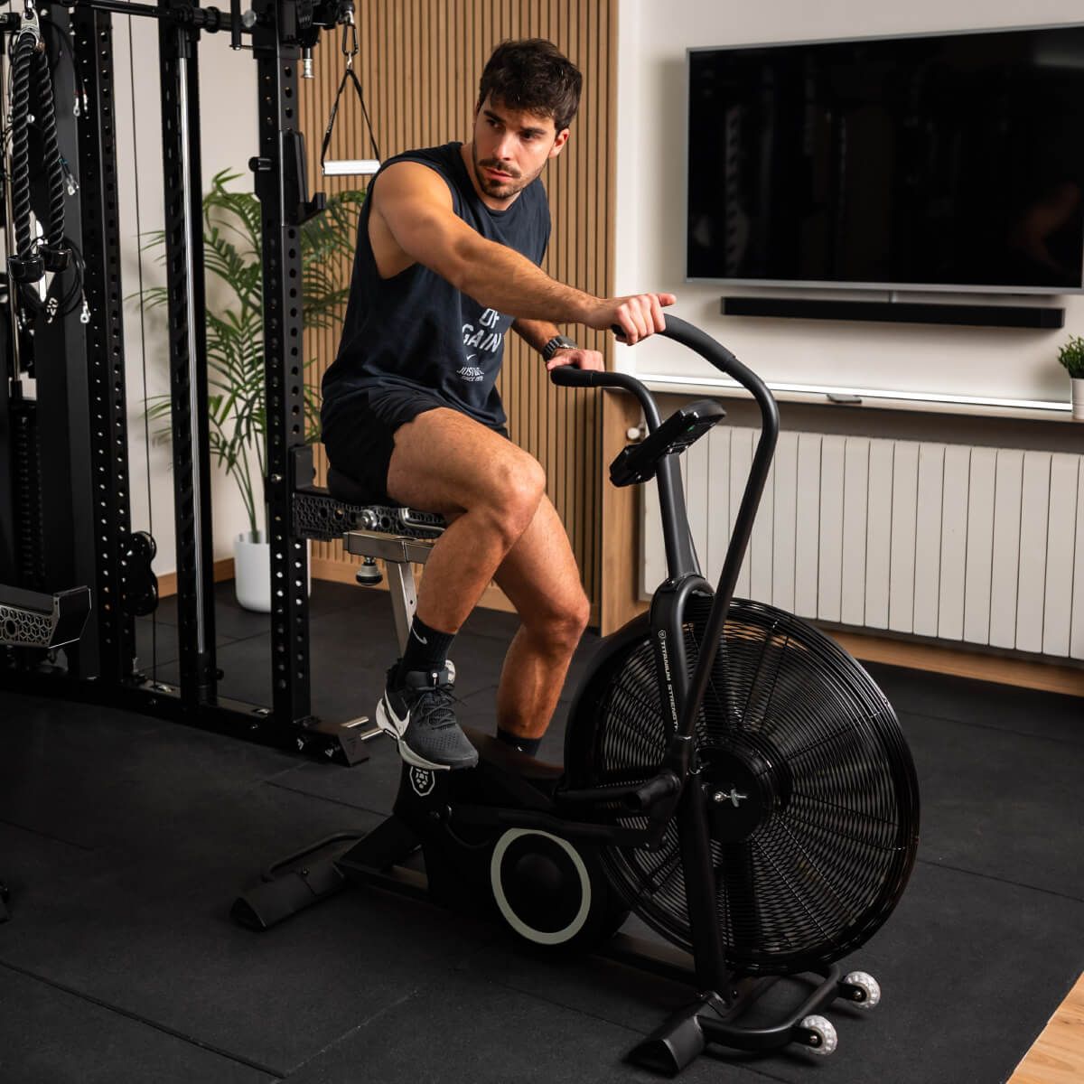 Titanium Strength Air Bike Pro V3 mit Windschutz