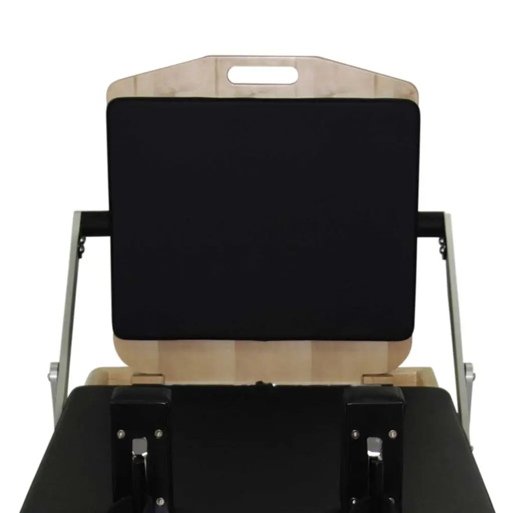 Align-Pilates Jump Board M-Serie – Ahornholz-Sprungplattform mit Griffausschnitt und schwarzem Kunstlederpolster, am M-Serie Reformer montiert