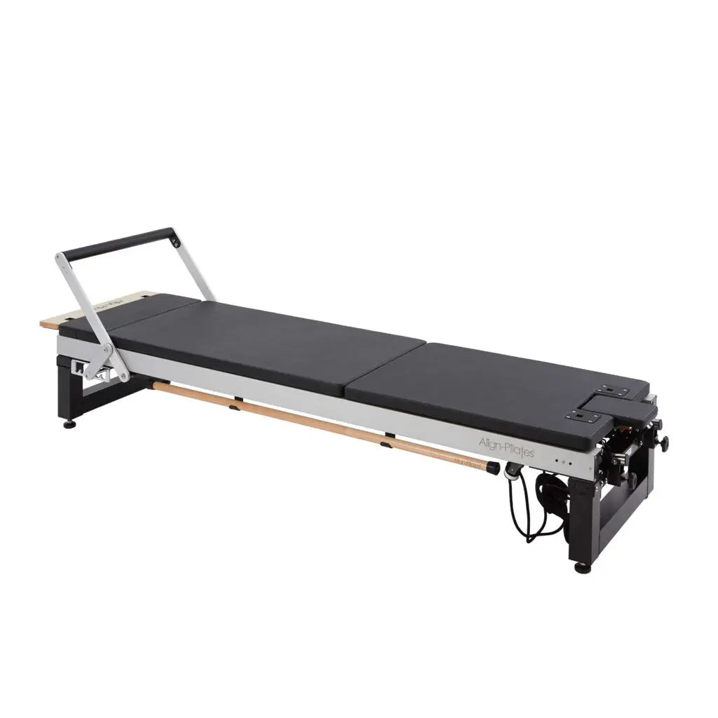 Align-Pilates Matratzen-Konverter mit Platform Extender auf dem Reformer – durchgehend flache schwarze Liegefläche, perspektivische Gesamtansicht
