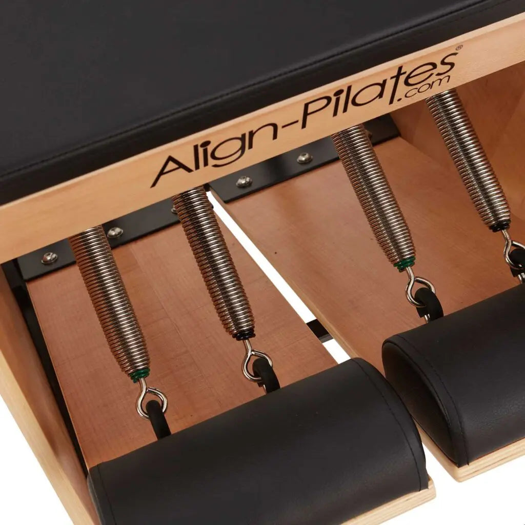 Align Pilates Combo Chair Federn am Gerät montiert – Strong-Variante mit grüner Kennzeichnung