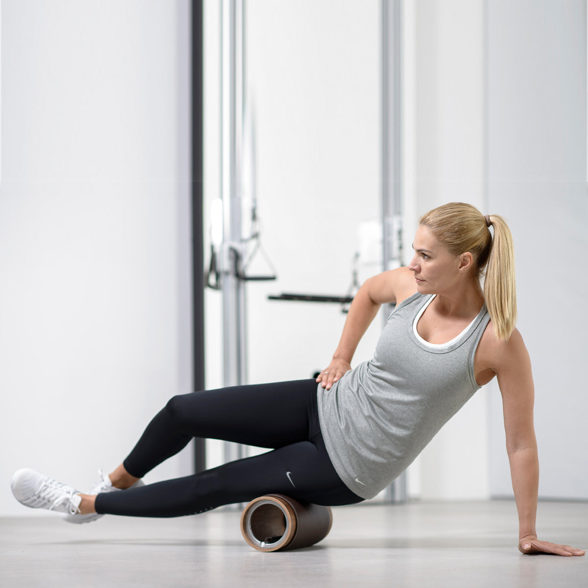 Stil-Fit Faszienrolle Walnuss – Anwendung am Boden