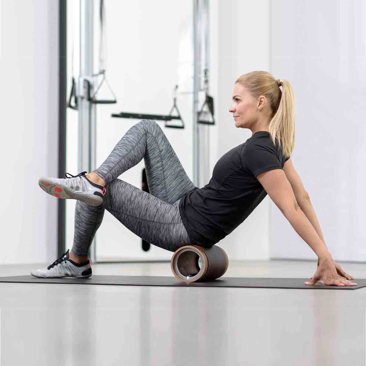 Stil-Fit Faszienrolle Walnuss – Frontalansicht im Wohnraum